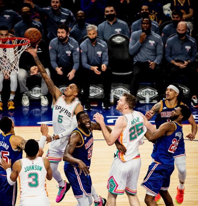 世界杯手机观看-连续攻陷魔鬼主场！年轻马刺越战越勇重燃赛季希望