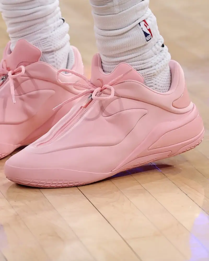 世界杯手机观看-亚历山大今日赛后将亲穿球鞋赠予喜剧演员崔西-摩根