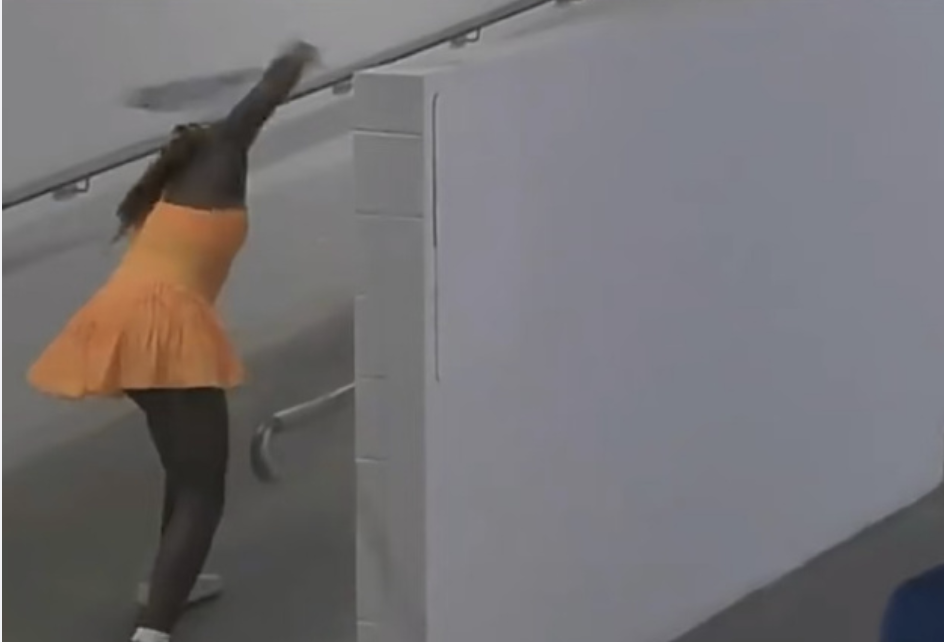 世界杯app下载-“我要释放激情” 21岁高芙输乌克兰美女后暴走：连续怒砸7下球拍