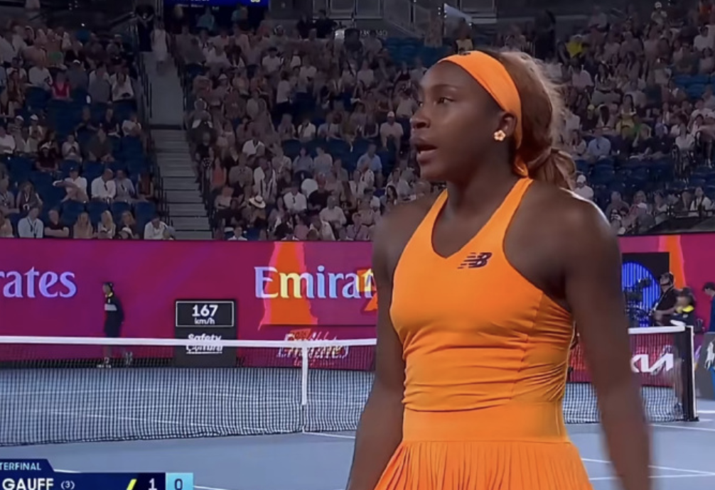 世界杯app下载-“我要释放激情” 21岁高芙输乌克兰美女后暴走：连续怒砸7下球拍