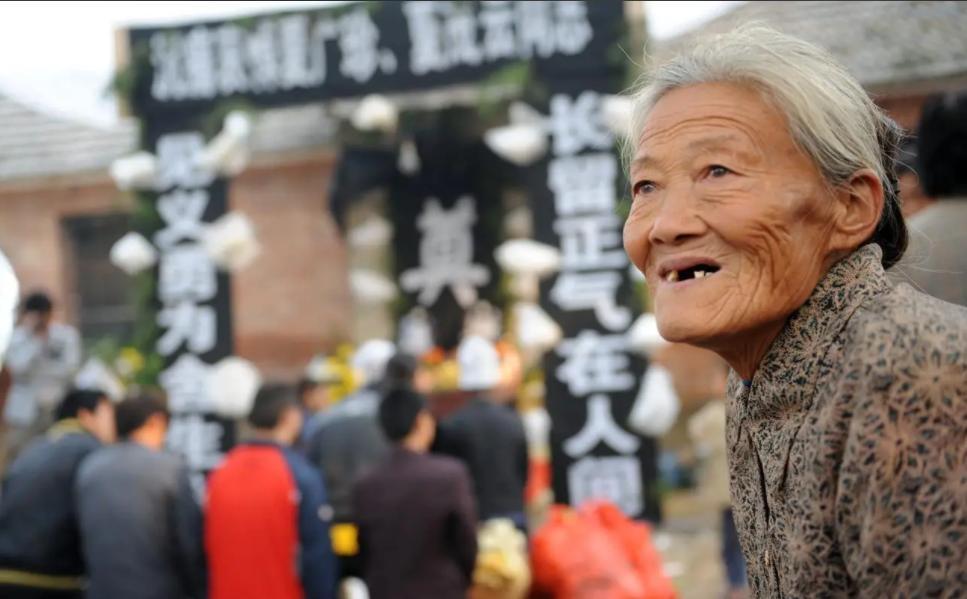 世界杯手机观看-2026年丧葬费抚恤金迎来上调，企退养老金5200元，去世后发多少？