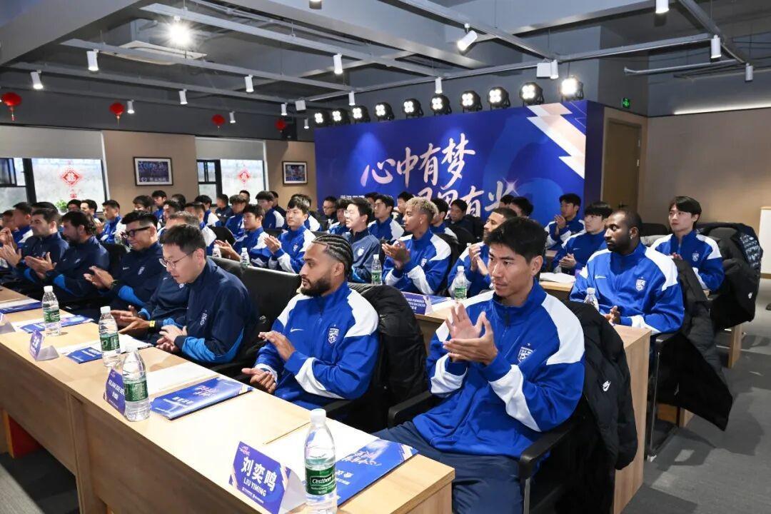 世界杯app下载-踏上新赛季征程，武汉三镇今日在光谷训练基地举行出征仪式