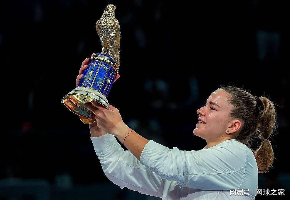 世界杯官方平台-阿卡抱怨每轮都像跟费德勒对决一样难打，丝袜赞穆霍娃女版费天王