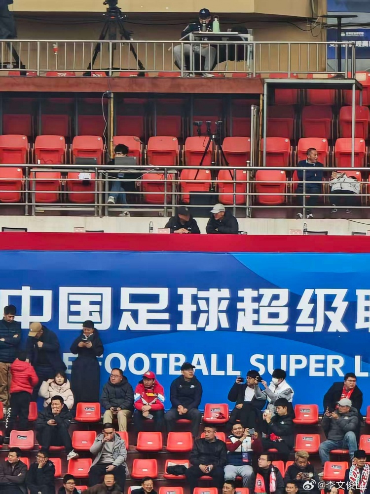 世界杯官方平台-博主：国足主帅邵佳一现身郑州航体，观战河南vs云南玉昆