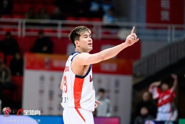 世界杯手机观看-前行无畏丨CBA常规赛第十九轮 — 客场鏖战险胜青岛，斩获三连胜！