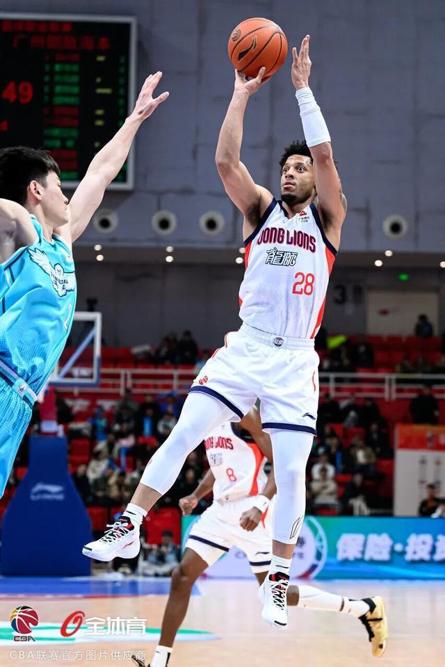 世界杯手机观看-前行无畏丨CBA常规赛第十九轮 — 客场鏖战险胜青岛，斩获三连胜！