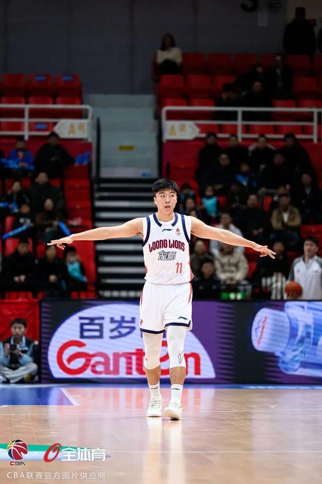 世界杯手机观看-前行无畏丨CBA常规赛第十九轮 — 客场鏖战险胜青岛，斩获三连胜！