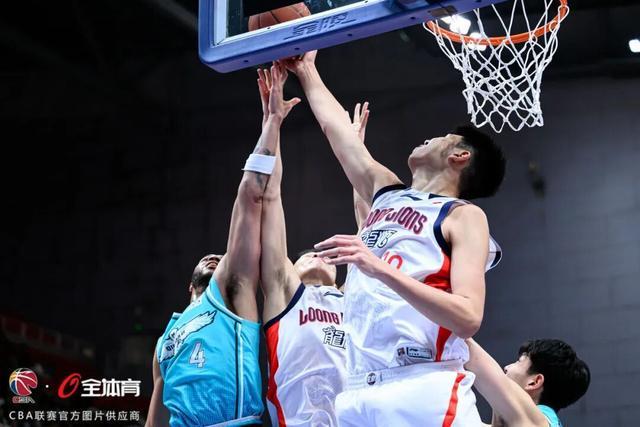 世界杯手机观看-前行无畏丨CBA常规赛第十九轮 — 客场鏖战险胜青岛，斩获三连胜！