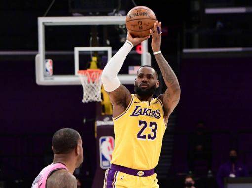 世界杯官方平台-独木难支詹姆斯迎接新挑战：到了我再次调整的时候